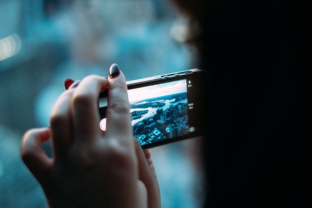mobilní telefon při focení