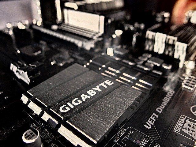 Pasivní chladič na motherboardu